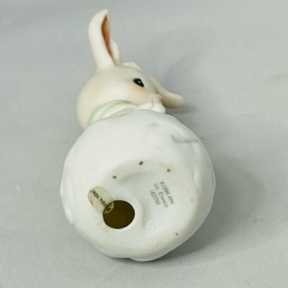 Precious Moments snow bunny rabbit w/ scarf 1996 183792 collectible figurine Exc - Picture 5 of 6